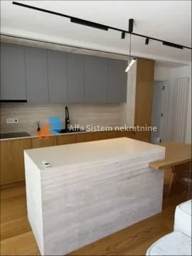 Moderna kuhinja sa sivim elementima i kuhinjskim ostrvom sa kamenom oblogom. - image 6