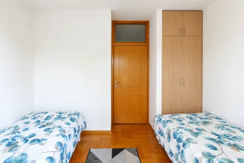 Spavaća soba sa dva kreveta i ugradnim ormarom. - image 8