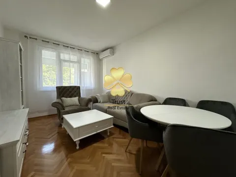 Izdavanje, dvosoban stan, 75m², Centar, Podgorica