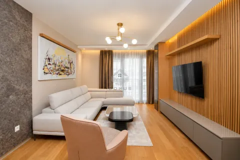 Dnevna soba sa ugaonom garniturom, TV-om i modernim drvenim panelima na zidu. - image 11