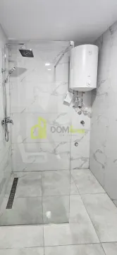 Moderno opremljeno kupatilo sa tuš kabinom i bojlerom. - image 8