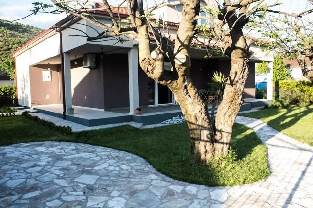 Prodaja, kuća, 180m², Tološi, Podgorica