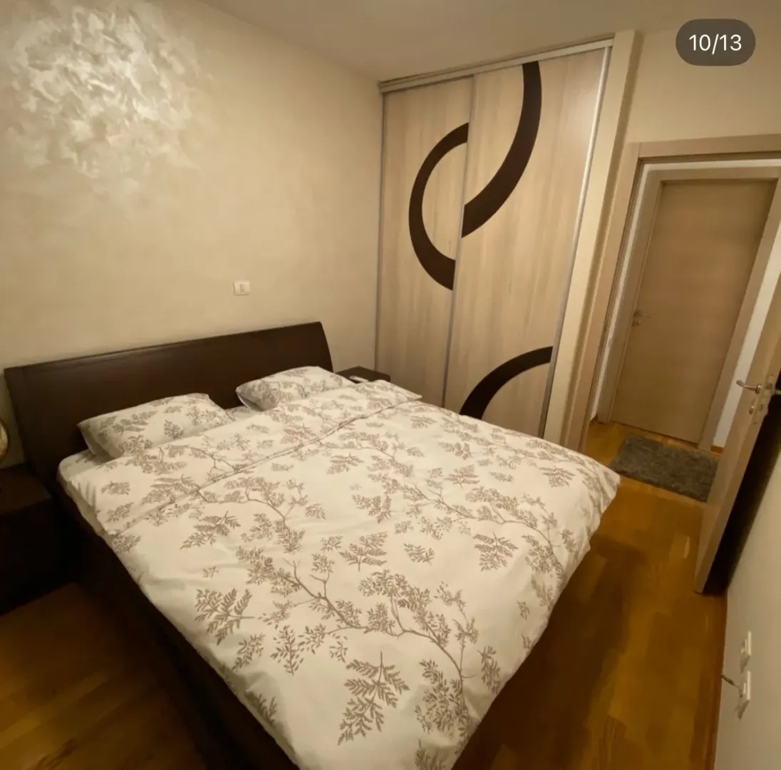 Furnished bedroom with a double bed and a built-in wardrobe.