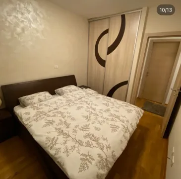 Furnished bedroom with a double bed and a built-in wardrobe. - image 9