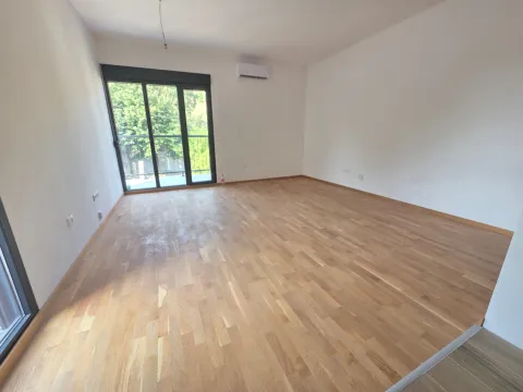 Prazna dnevna soba sa parketom i izlazom na terasu. - image 3