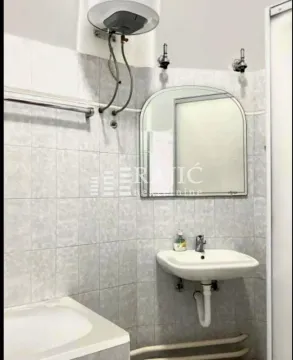 Smaller bathroom with a washbasin, mirror and a small bathtub. - image 10