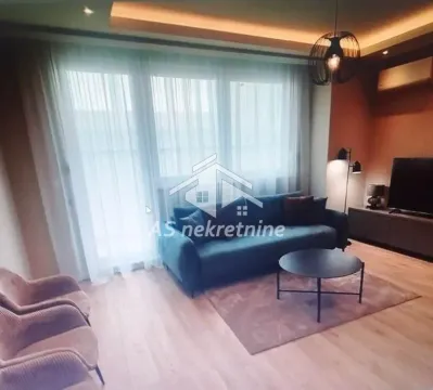 Moderna dnevna soba sa sofom, foteljama i televizorom. - image 4