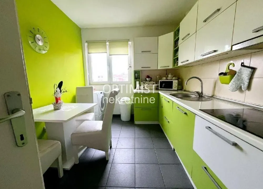 Prodaja, četvorosoban stan, 50m², Karaburma, Palilula Sve Podlokacije