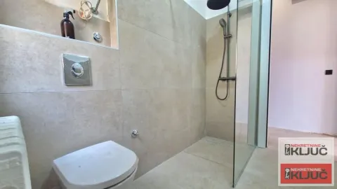 Moderno kupatilo sa tuš kabinom i ugradnom sanitarijom. - image 7