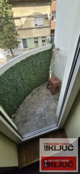 Manji balkon sa popločanim podom i ukrasnom ogradom. - image 8