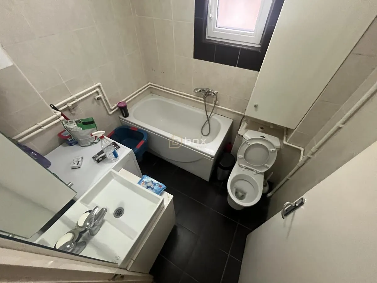 Manje kupatilo sa kadom, umivaonikom i wc šoljom.