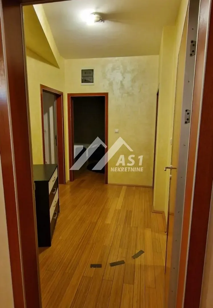 Izdavanje, četvorosoban stan, 99m², Centar, Novi Sad