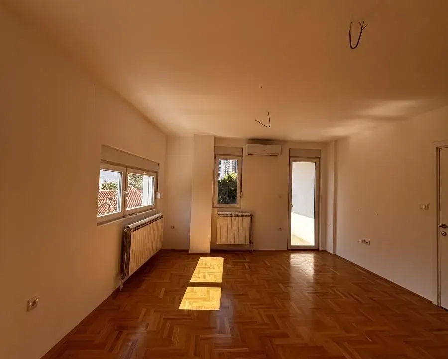 Izdavanje, dvosoban stan, 55m², Čair, Niš