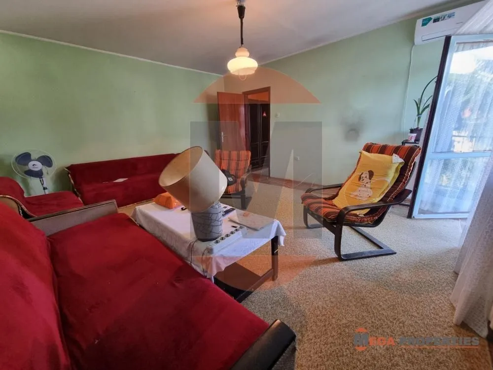 Dnevna soba sa garniturom i foteljom.