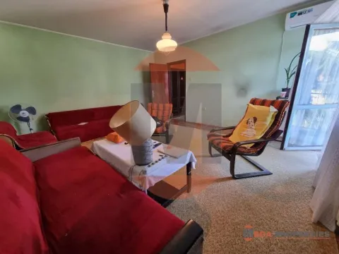 Dnevna soba sa garniturom i foteljom. - image 2
