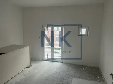 Prazna prostorija sa bijelim zidovima, vratima i manjim prozorom. - image 4