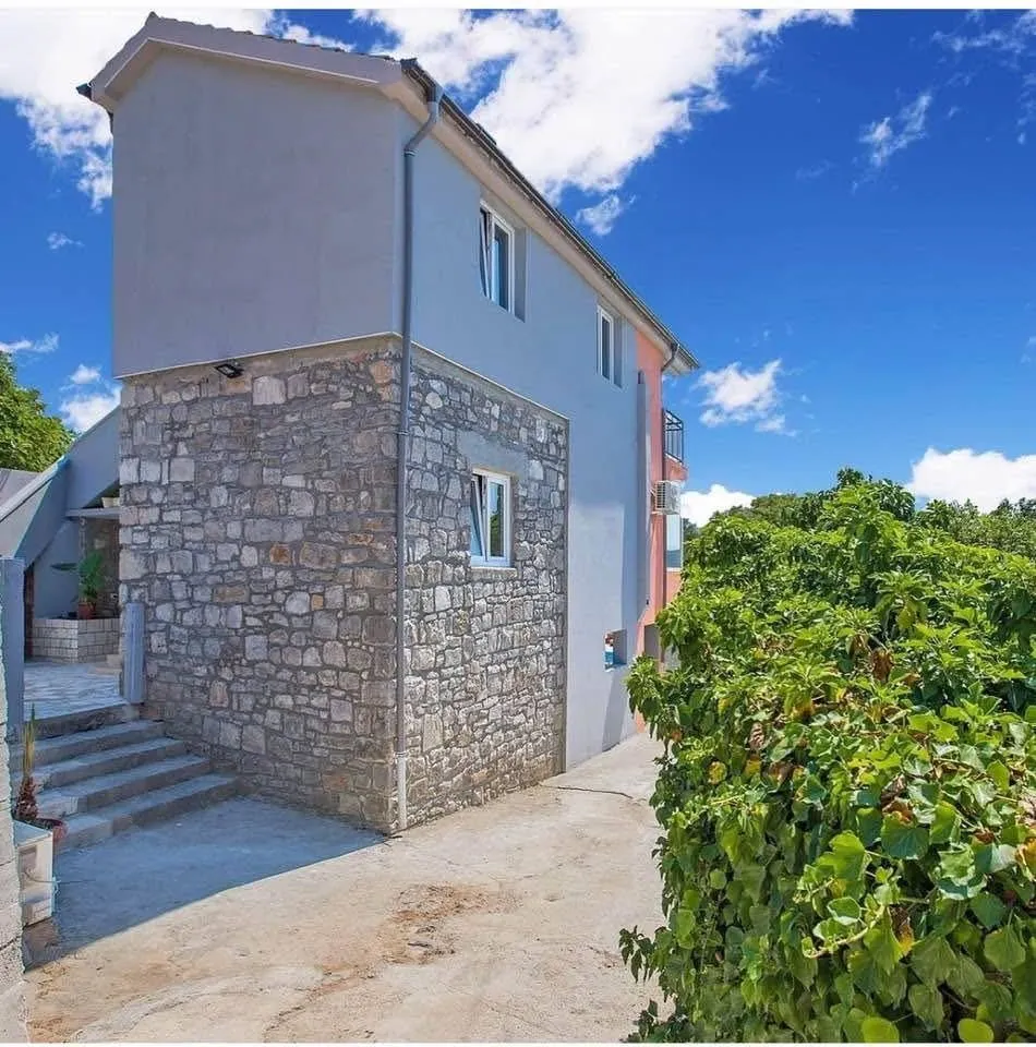 Izdavanje, kuća, 110m², Đuraševići, Tivat