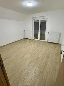Prazna soba sa laminatom i izlazom na terasu. - image 4