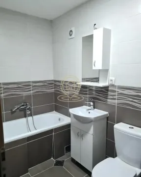 Kupatilo opremljeno kadom, umivaonikom sa ormarićem i toaletom. - image 5