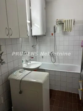 Kupatilo opremljeno kadom, umivaonikom i veš mašinom. - image 8