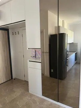 Manja bijela kuhinja sa crnim frižiderom i ugradnim elementima u hodniku. - image 11