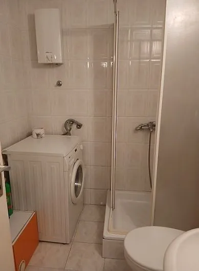 Kupatilo sa tuš kabinom, veš mašinom i bojlerom.