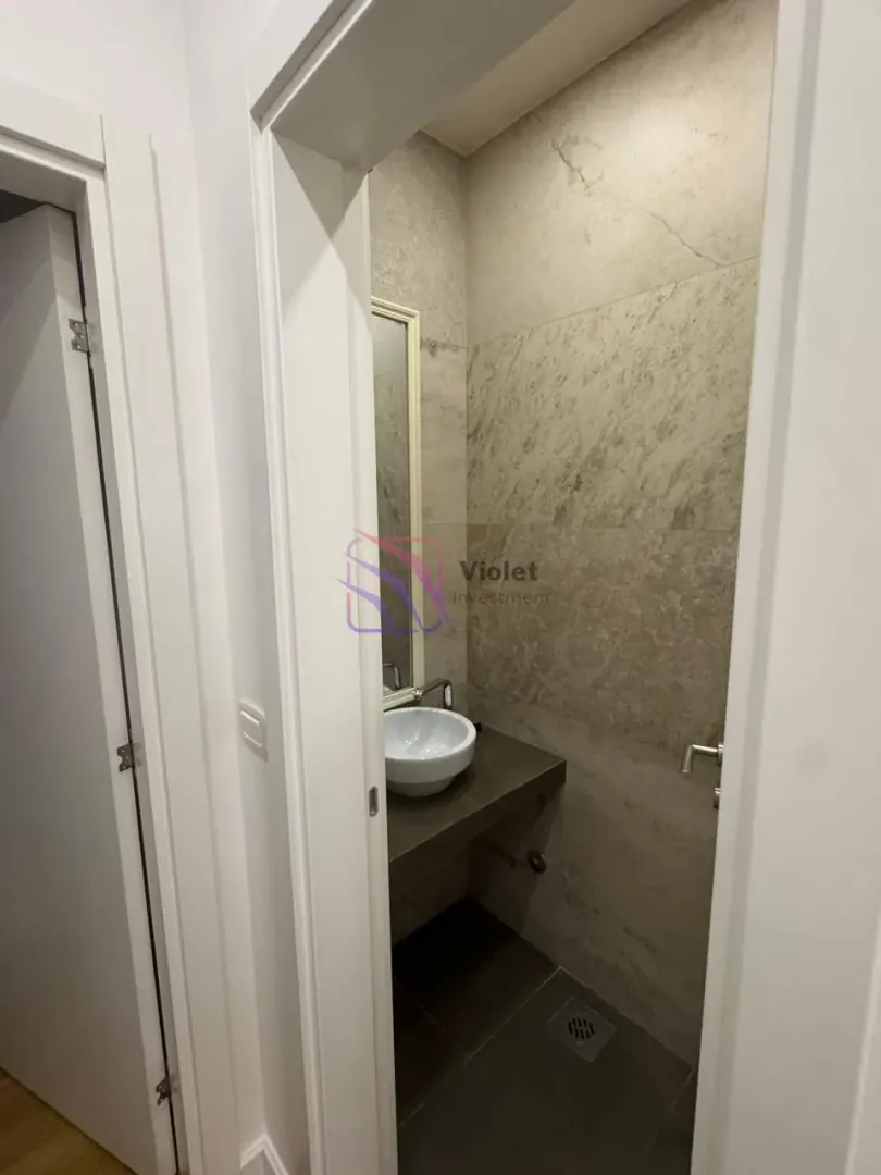 Pogled na kupatilo sa umivaonikom i ogledalom.
