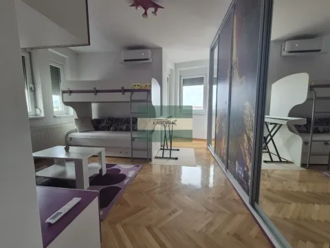 Dečja soba sa krevetom na sprat i velikim plakarom. - image 9