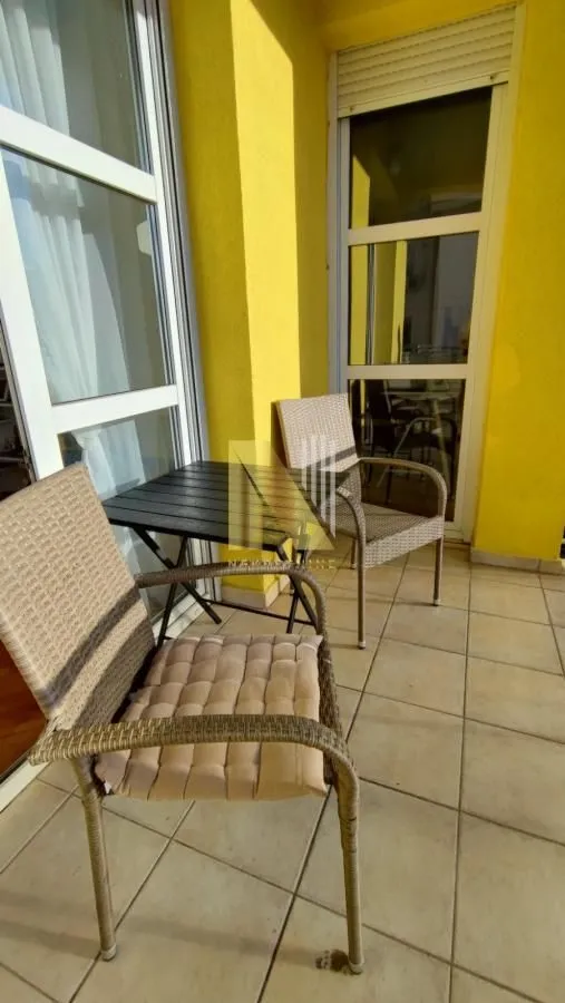 Izdavanje, dvosoban stan, 62m², Centar, Novi Sad