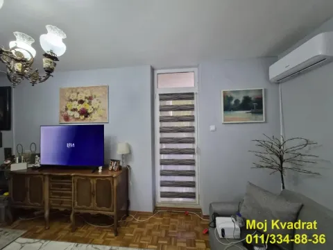 Dnevna soba sa garniturom, televizorom i klima uređajem. - image 18