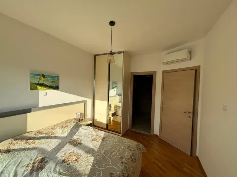 Namještena spavaća soba sa bračnim krevetom, plakarom i klima uređajem. - image 9