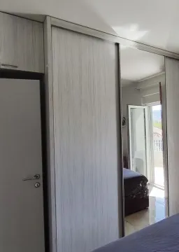 Spavaća soba sa velikim ugradnim garderoberom sa ogledalom i izlazom na terasu. - image 6