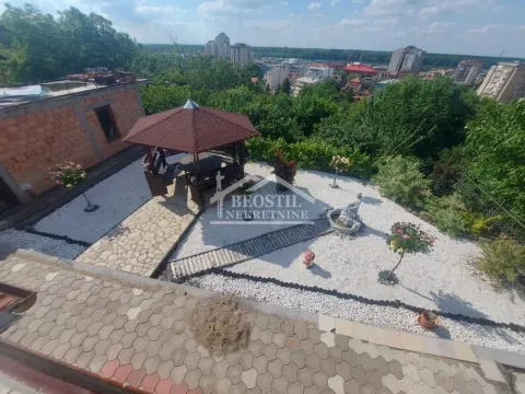 Pogled na uređeno dvorište sa letnjikovcem i zelenilom. - image 15