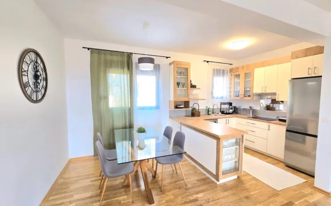 Izdavanje, dvosoban stan, 72m², Centar, Tivat