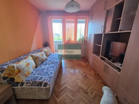 Manja dnevna soba sa kaučem, drvenim nameštajem i izlazom na terasu. - image 12