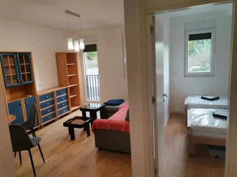 Dnevna soba sa garniturom i pogledom na spavaću sobu kroz vrata. - image 3
