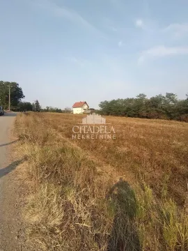 Pogled na plac i okolinu pored puta. - image 3