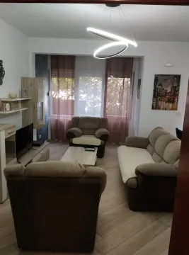 Dnevna soba sa garniturom za sjedenje i televizorom. - image 24