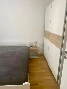Uređena spavaća soba sa bračnim krevetom i ugradnim ormarom. - image 6