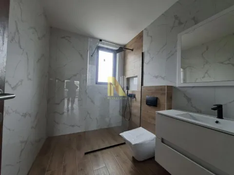 Savremeno opremljeno kupatilo sa tuš kabinom, umivaonikom i wc šoljom. - image 4
