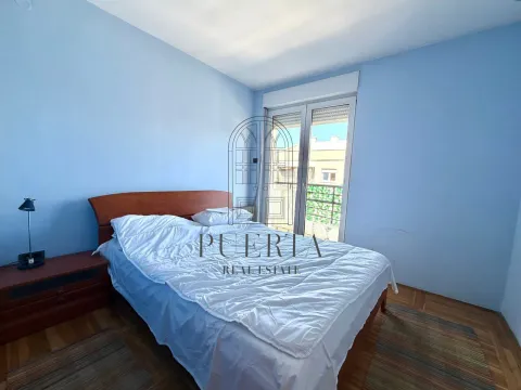Spavaća soba sa bračnim krevetom, plavim zidovima i izlazom na terasu. - image 8