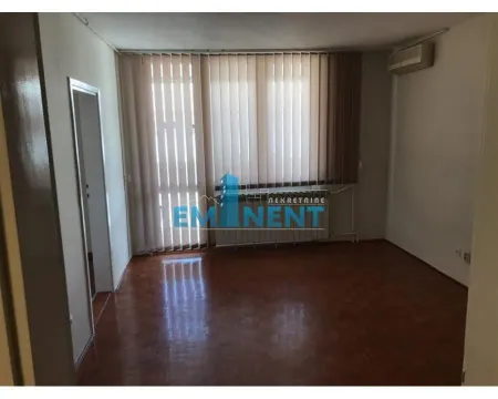 Empty room with parquet flooring and vertical blinds on the windows. - image 2