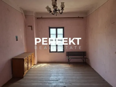 Prazna prostorija sa drvenim podom, roze zidovima i jednim prozorom. - image 3