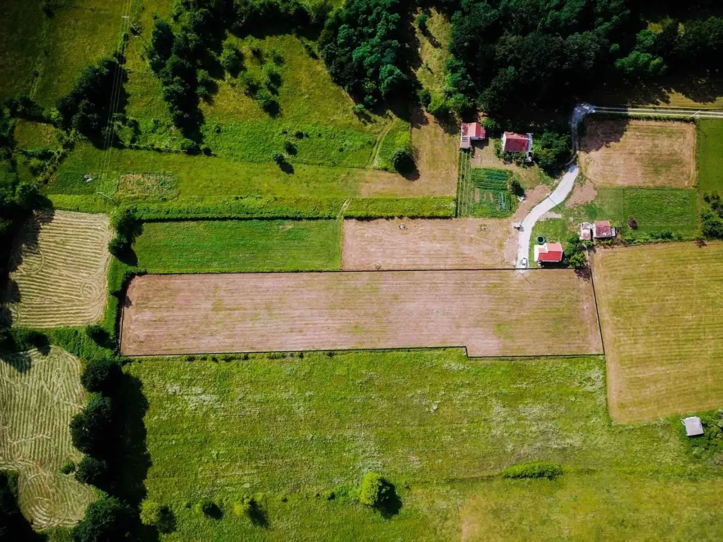 Aerofotografija zemljišta sa označenim granicama parcele.