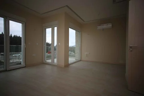 Prazna prostorija sa velikim staklenim vratima i izlazom na terasu. - image 4