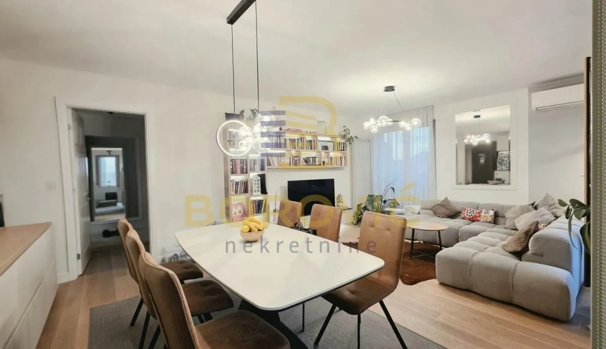 Dnevna soba sa trpezarijom i modernim nameštajem.