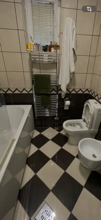 Kupatilo opremljeno kadom, wc šoljom, bideom i radijatorom za peškire.