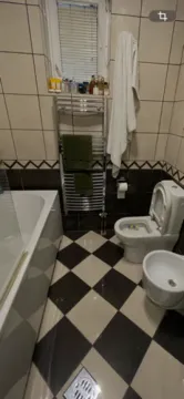 Kupatilo opremljeno kadom, wc šoljom, bideom i radijatorom za peškire. - image 11