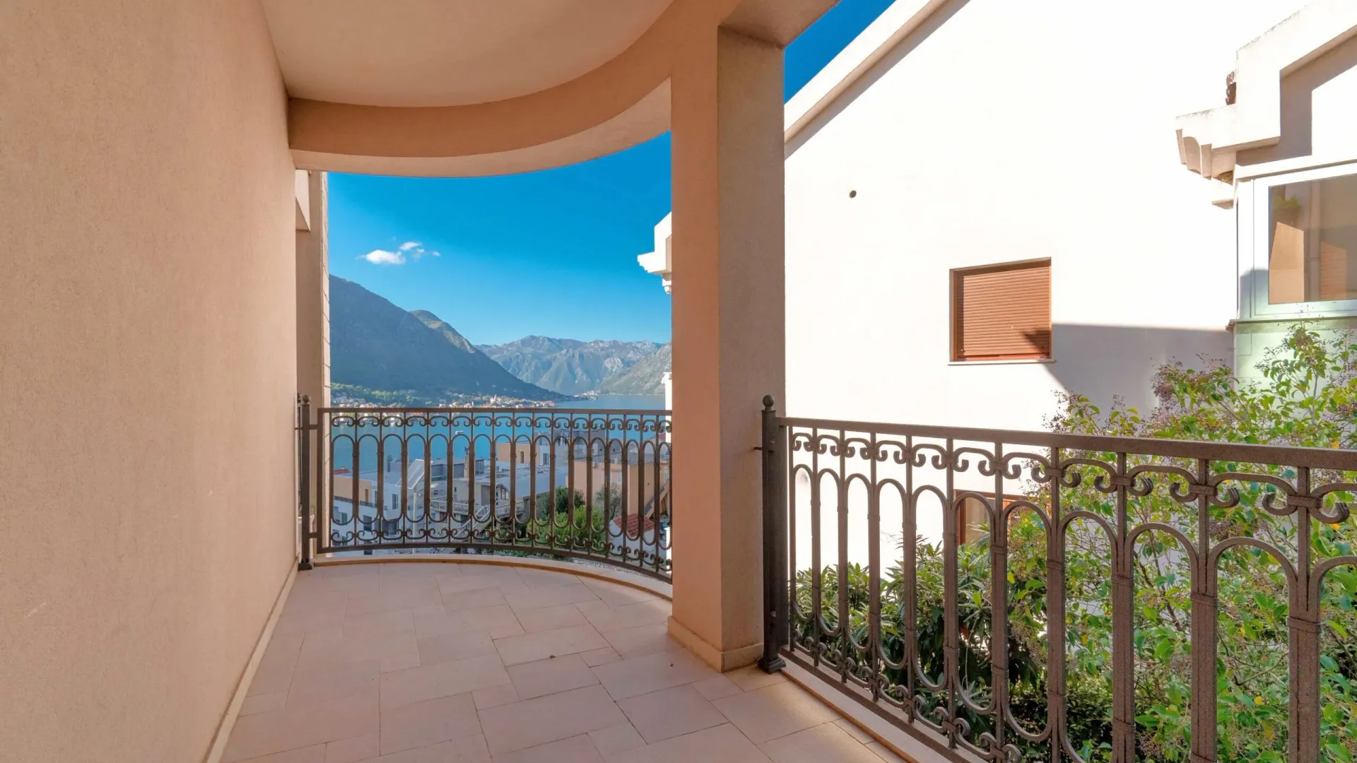 Prodaja, dvosoban stan, 106m², Dobrota, Kotor