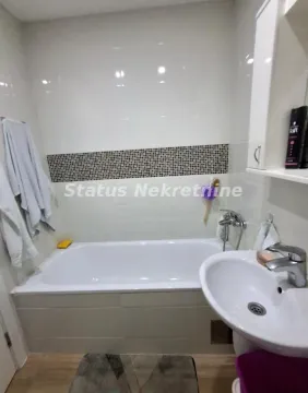 Kupatilo opremljeno kadom, umivaonikom i zidnim pločicama. - image 15